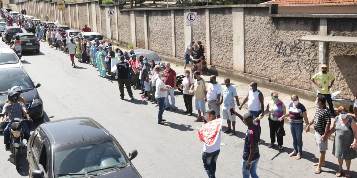 Cerca de 500 pessoas fizeram abraço simbólico ao Hospital Júlia Kubitscheck na manhã deste sábado (23), na região do Barreiro, em BH (Fernando Michel/Jornal Hoje Em Dia)
