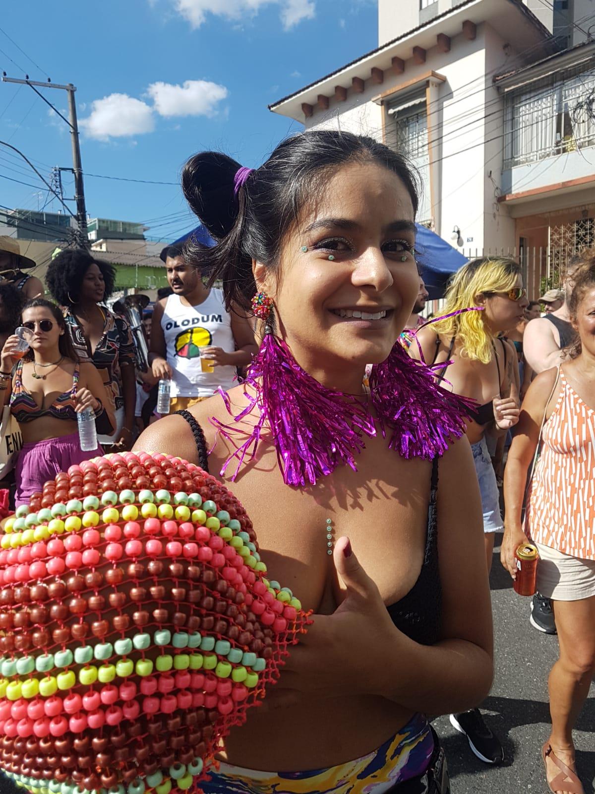 Foliões saem às ruas do bairro Floresta no desfile do Bloco da Praia (Ana Paula Lima / Hoje em Dia)