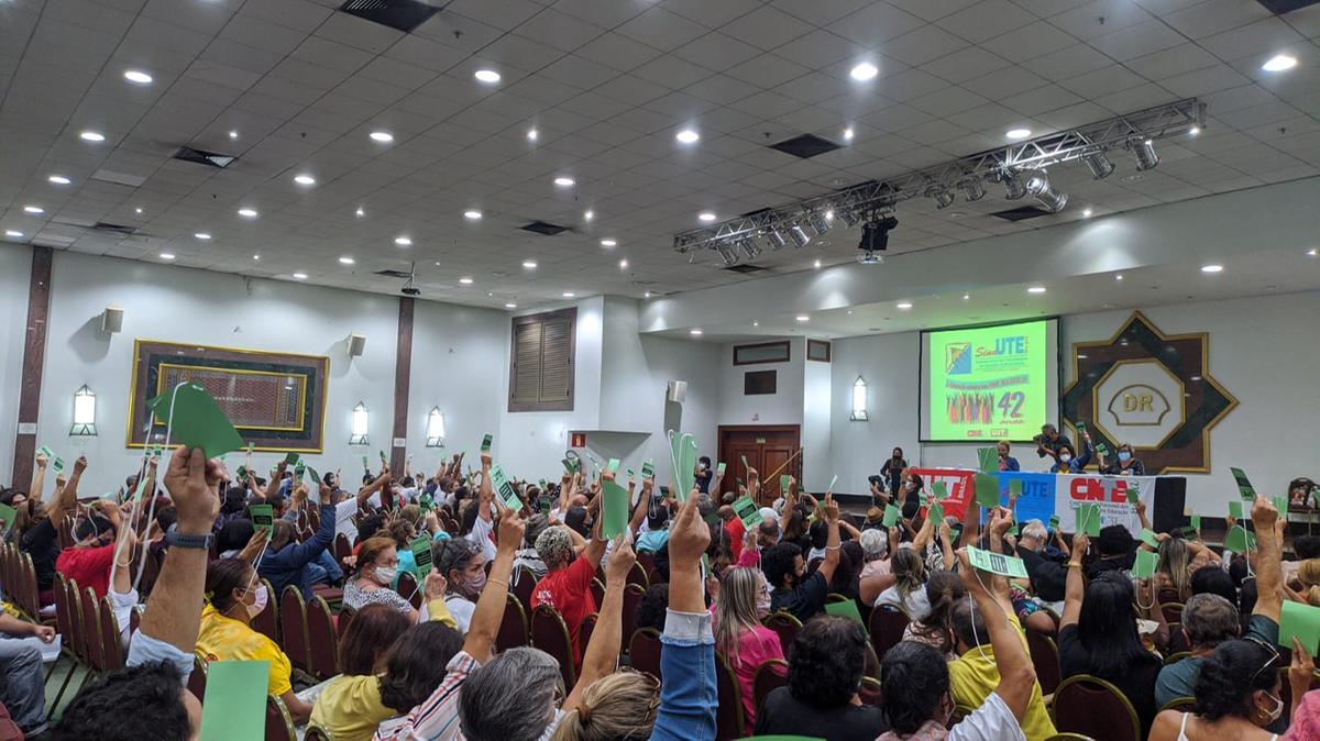 Assembleia dos servidores da educação decidiu por fazer paralisação contra suspensão de reajuste diferenciado (Sind-UTE/ Divulgação)
