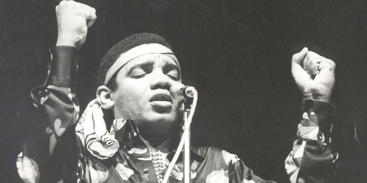 O repertório reúne doze canções eternizadas na voz de Simonal, que foram compostas por Carlos Lyra, Vinícius de Moraes, Marcos Valle, Tom Jobim e outros nomes da MPB (Divulgação)