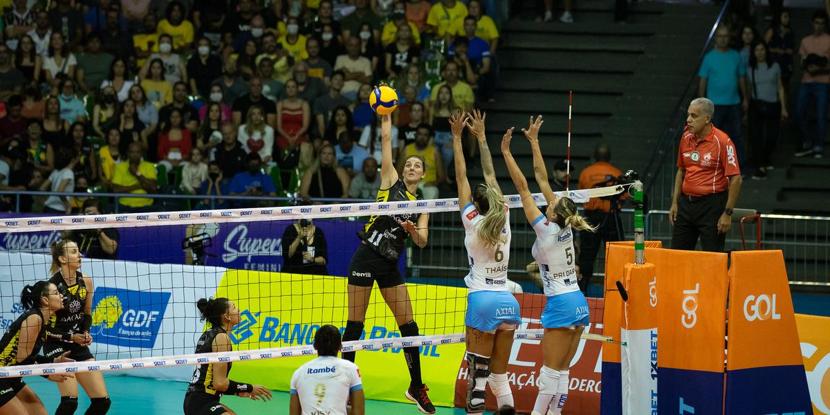 Minas venceu o primeiro jogo da final sobre o Praia por 3 sets a 1 (Nadine Oliver/Inovafoto/CBV)