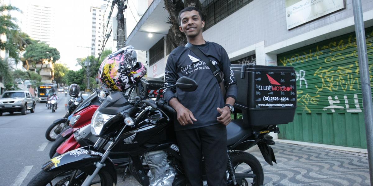 O motoboy Antônio de Pádua comprou a moto no ano passado e hoje presta serviços para várias empresas de delivery de BH (Fernando Michel)