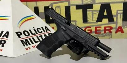 Arma apreendida na ação seria utilizada em execução (Divulgação/PMMG)