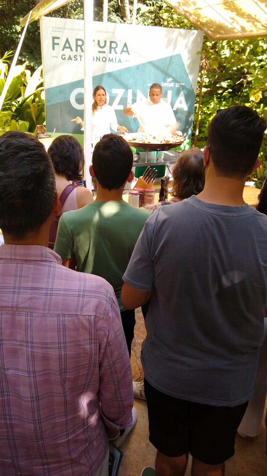 Cozinha Viva com os chefs Morena Leite e Romário dos Santos, que prepararam carne de fumeiro com feijão verde e banana-da-terra com farofa de beiju (Iracema Barreto)
