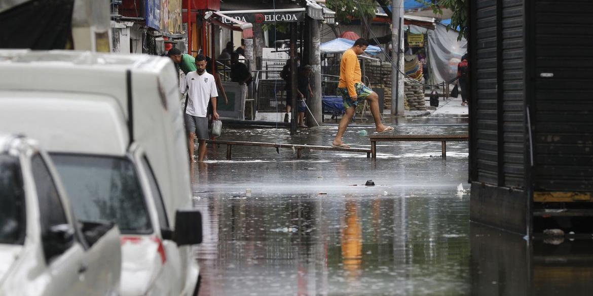 Há previsão de chuva moderada a forte nas próximas horas (Fernando Frazão/Agência Brasil)