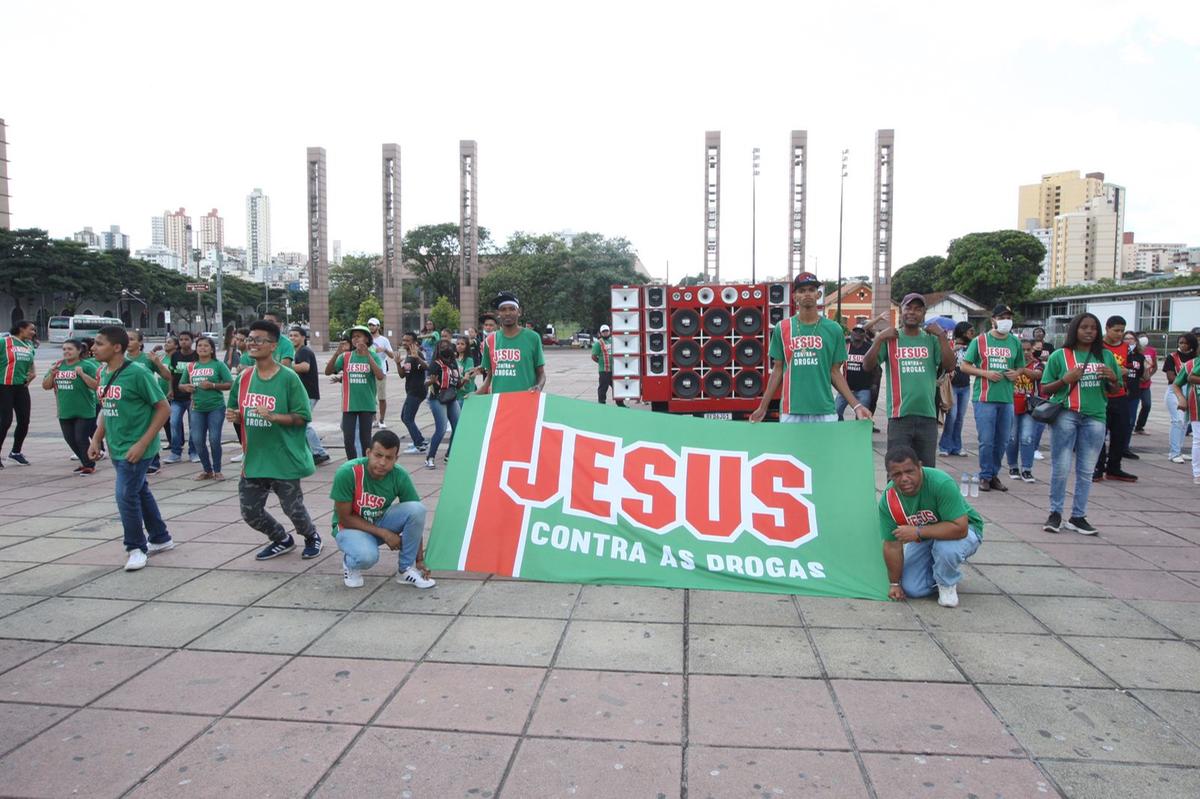 Jovens da igreja fizeram ação cristã na Praça da Estação na manhã deste sábado (Lucas Prates)