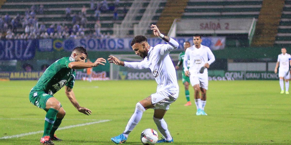 Atacante Jajá, em ação durante o duelo com a Chape, na Arena Condá (Staff Images/Cruzeiro/Divulgação)