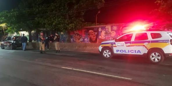 Policiais foram ao local na madrugada desta segunda (2) (Reprodução/TV Globo)