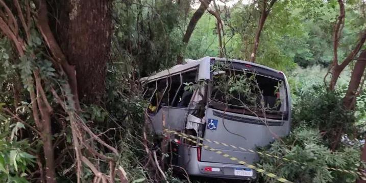 Ônibus foi parar numa mata fechada após ser atingido pelo caminhão; circunstâncias do acidente serão investigadas (Twitter/Reprodução)