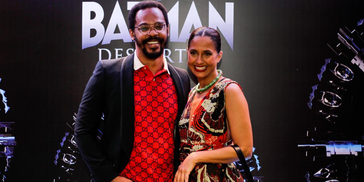 Equipe da áudiossérie, com Rocco Pitanga como Batman e Camila Pitanga na pele de Barbara Gordon (Bruno Polleti/Divulgação)