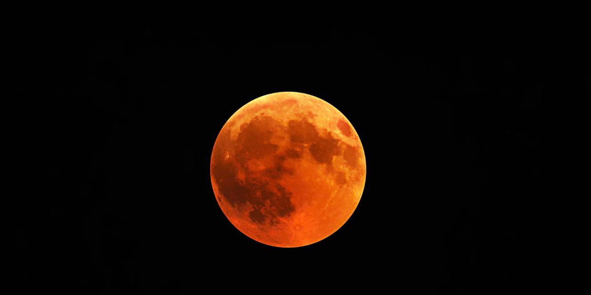 Durante o eclipse total, a lua pode ganhar um tom vermelho-alaranjado (Freepik / Divulgação)
