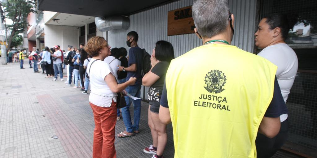 Quem procurou regularizar situação eleitoral no último dia enfrentou filas (Valéria Marques/Hoje Em Dia)