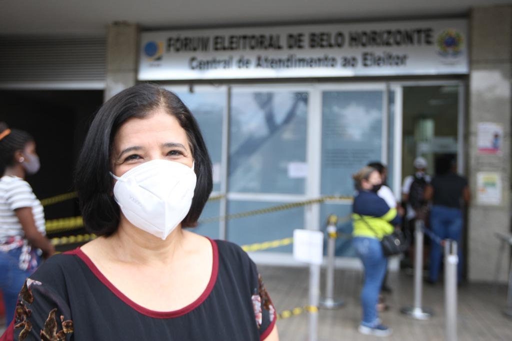 Sueli, chefe do cartório eleitoral em BH, alerta para o acompanhamento dos pedidos feitos pela internet 