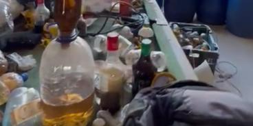 Cachaça adulterada com aditivos químicos era produzida em fábrica clandestina em Sabará (Polícia Civil / Divulgação)