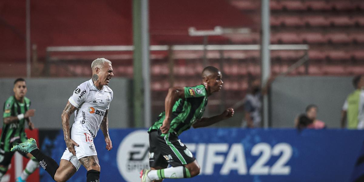 Vargas sentiu a coxa ao dar uma arrancada (Pedro Souza / Atlético)