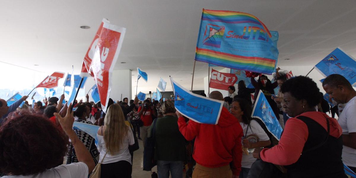 Cerca de 200 servidores foram protestar na manhã desta sexta-feira (6) (Lucas Prates/Hoje Em Dia)