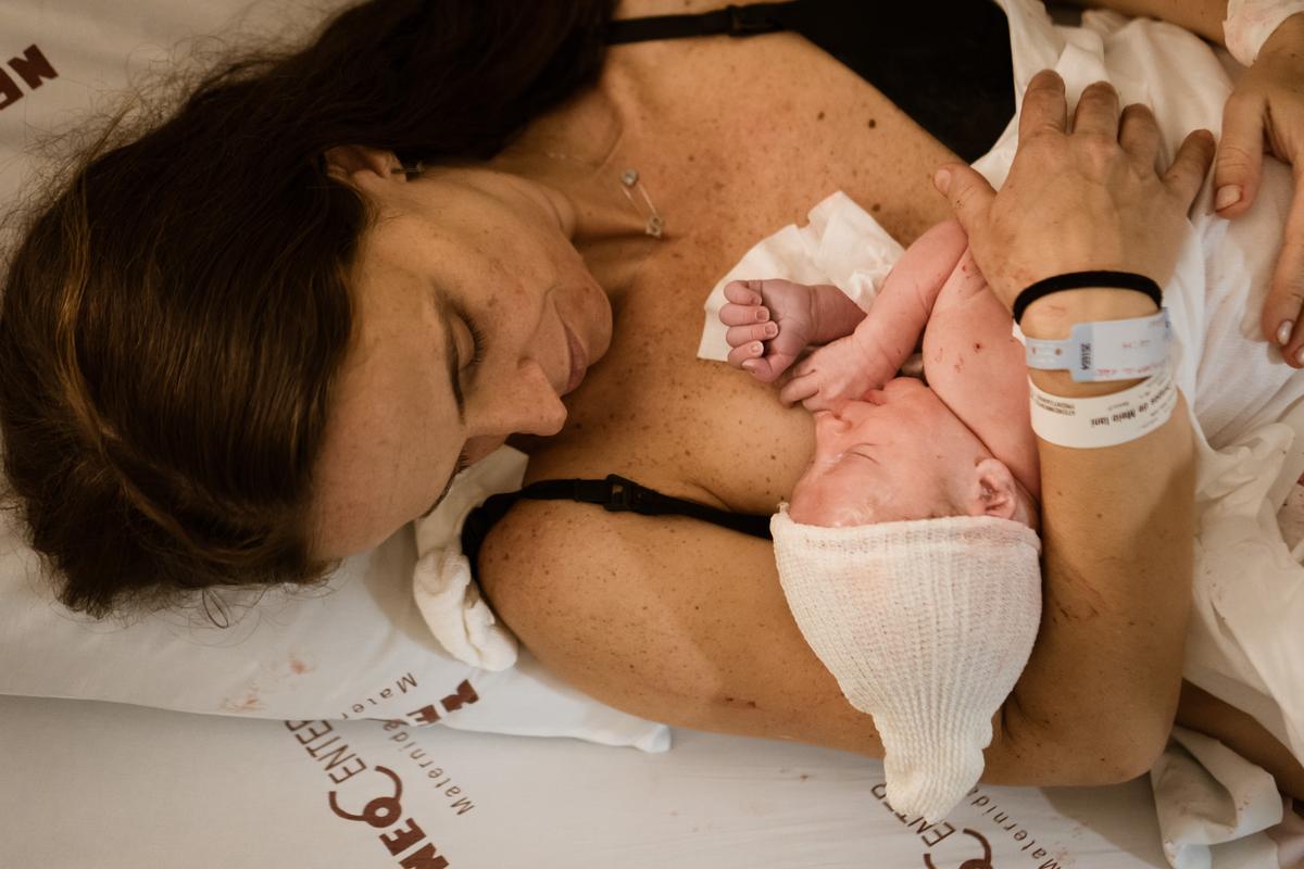 Gabriela Lani durante o parto de Raul (Clareou Filmes / Divulgação)