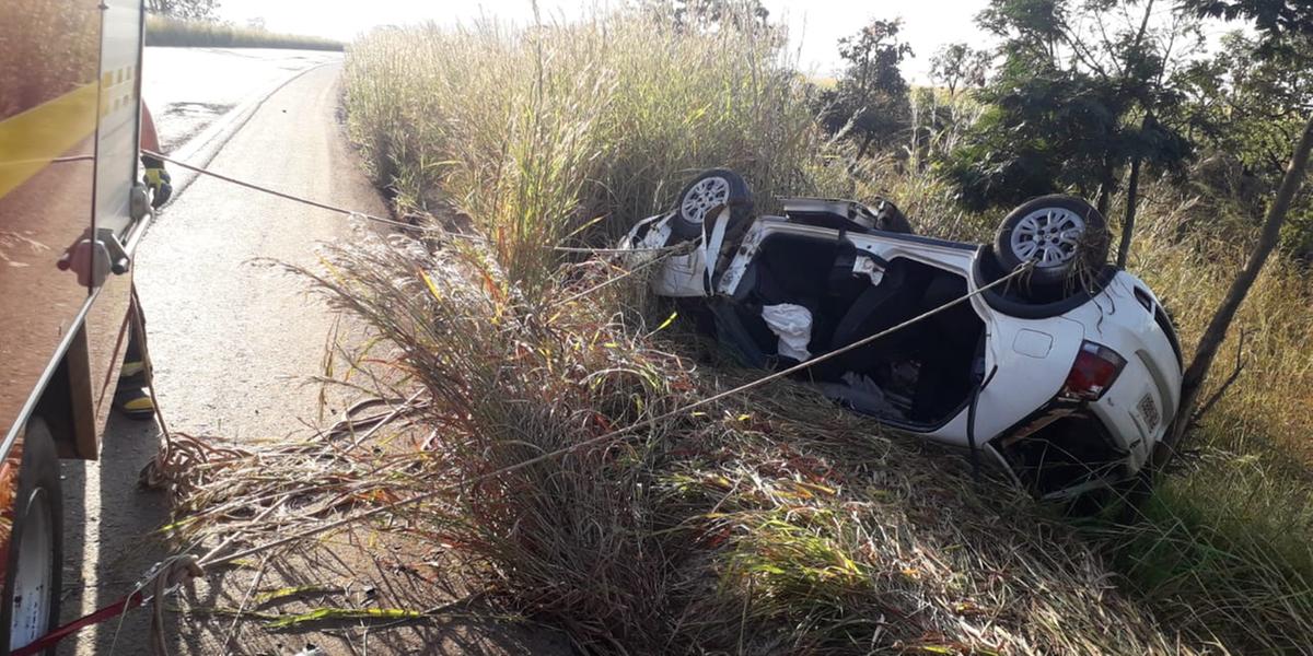 Veículo perdeu o controle, entrou na contramão da BR-365, colidiu contra uma carreta e capotou (Bombeiros MG / Divulgação)