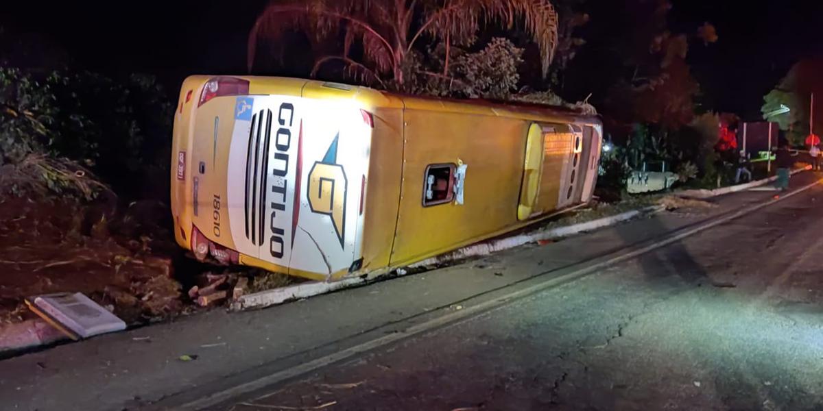 Ônibus da empresa Gontijo tomba na pista após colidir contra carro de passeio em Ibatiba (Bombeiros ES  / Divulgação)