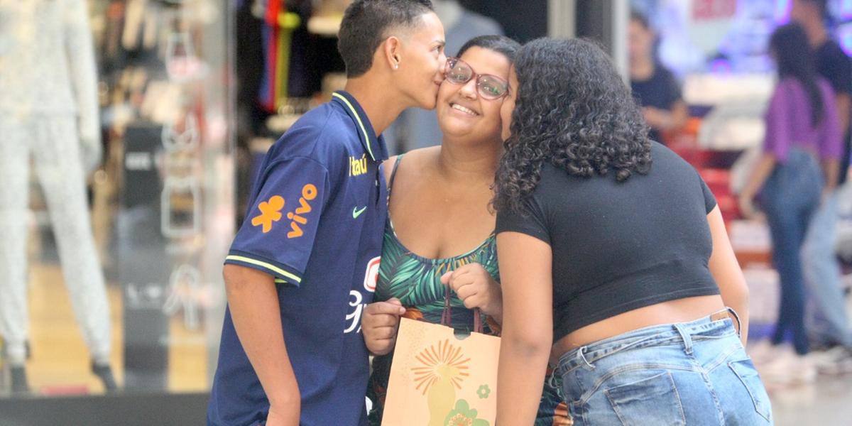 Cristiana das Dores do Carmo preferiu escolher pessoalmente o presente do Dia das Mães (Maurício Vieira)