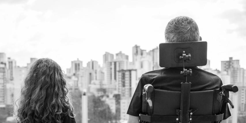 “O importante é ter um propósito e se sentir produtivo. Ficar assistindo Netflix o dia todo não dá. A família e os amigos são o combustível para continuar lutando”, afirma. Zionede (Segredo Filmes/Divulgação)