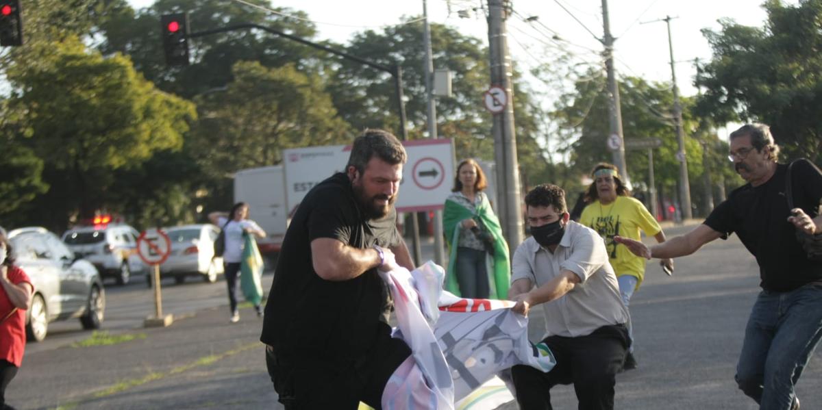 Defensores de Lula e de Bolsonaro entram em confronto (Fernando Michel)