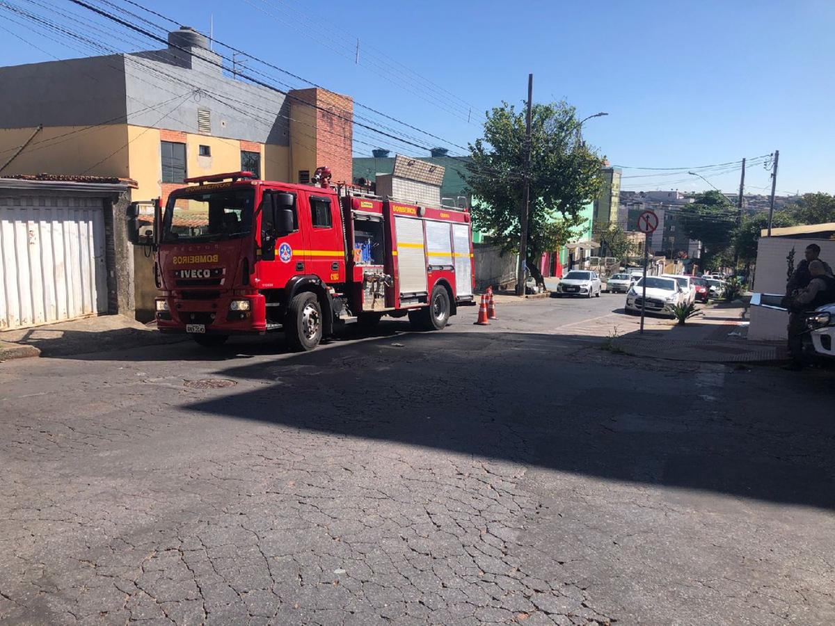 Foram necessários oito bombeiros para apagar o incêndio na residência (Bombeiros MG / Divulgação)