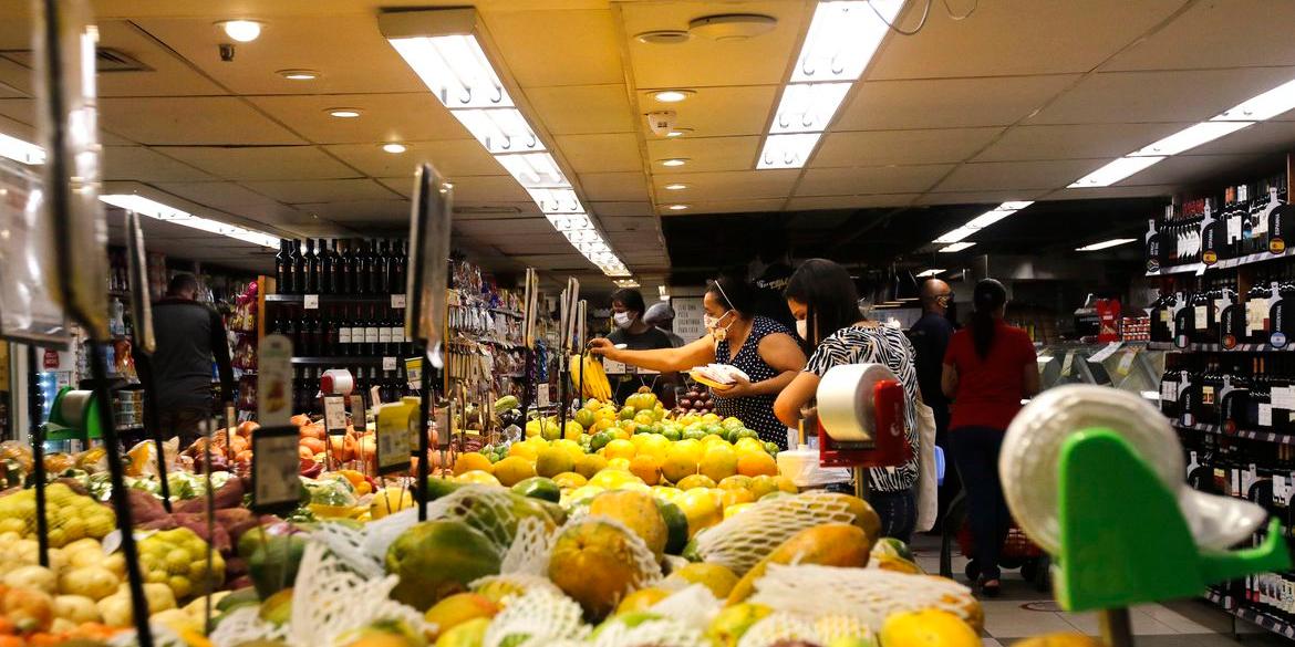 Os preços da refeição fora de casa e do automóvel novo contribuem para alta da inflação (Tânia Rêgo/Agência Brasil)