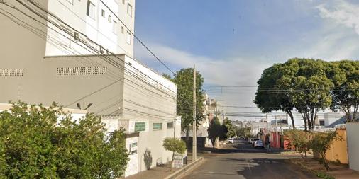 Moradores de um prédio no bairro Santa Mônica, em Uberlândia, chegaram a deixar os apartamentos assustados com o tremor (Google Street View / Reprodução)