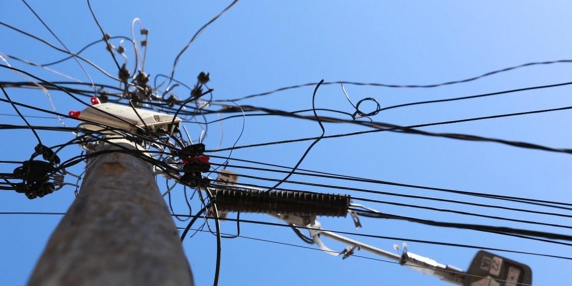 O projeto prevê a retirada de fios e equipamentos em desuso, inclusive após denúncia de moradores (Claudia Rabelo / CMBH / Divulgação)