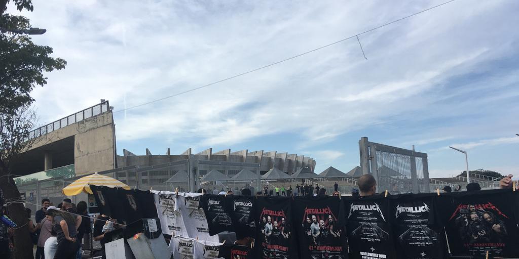 Vendedores ambulantes exibem camisas do Metallica no Mineirão (Paulo Henrique / Hoje em Dia)
