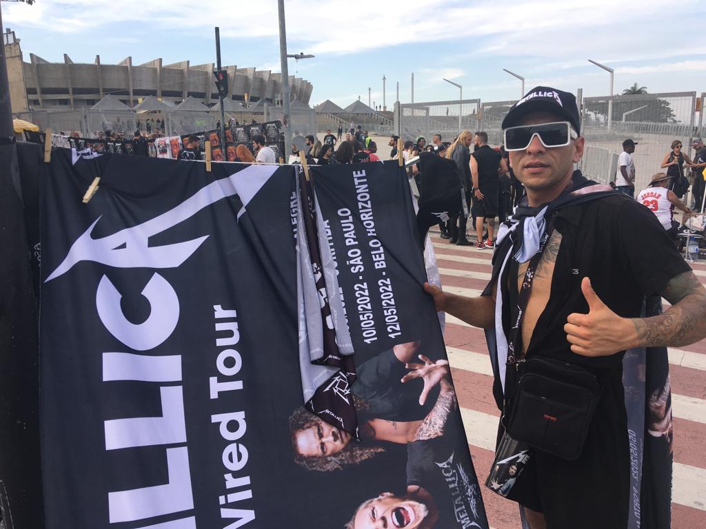 Vendedor Deivid da Silva está acompanhando a turnê do Metallica no país (Paulo Henrique / Hoje em Dia)
