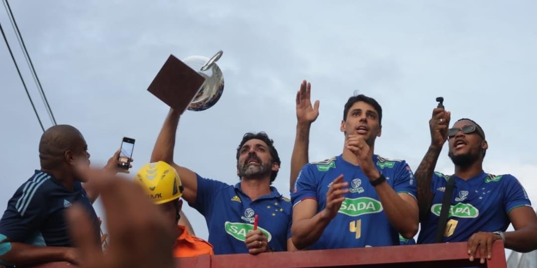 Campeões da Superliga desfilam em carro de bombeiros antes da partida entre Cruzeiro e Remo (Fernando Michel/Hoje em Dia)