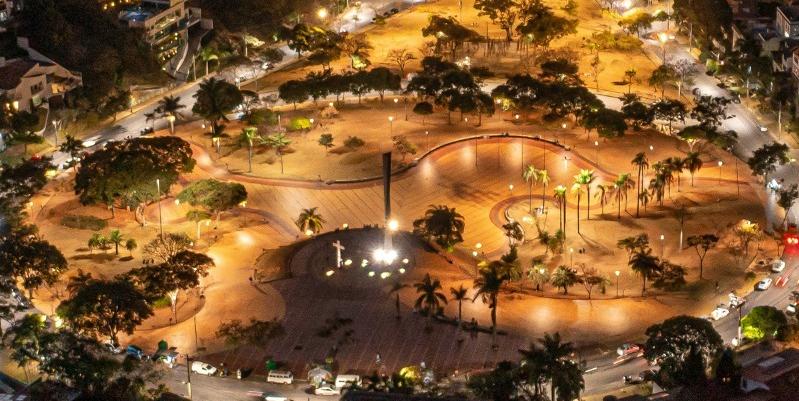 Fotos aéreas revelam os contornos da capital vista à noite (Rogério Argolo / Divulgação)