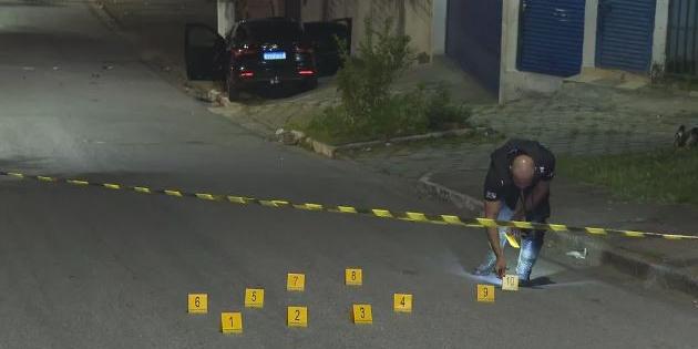 Carro só parou após bater em um poste. (Reprodução/TV Globo)