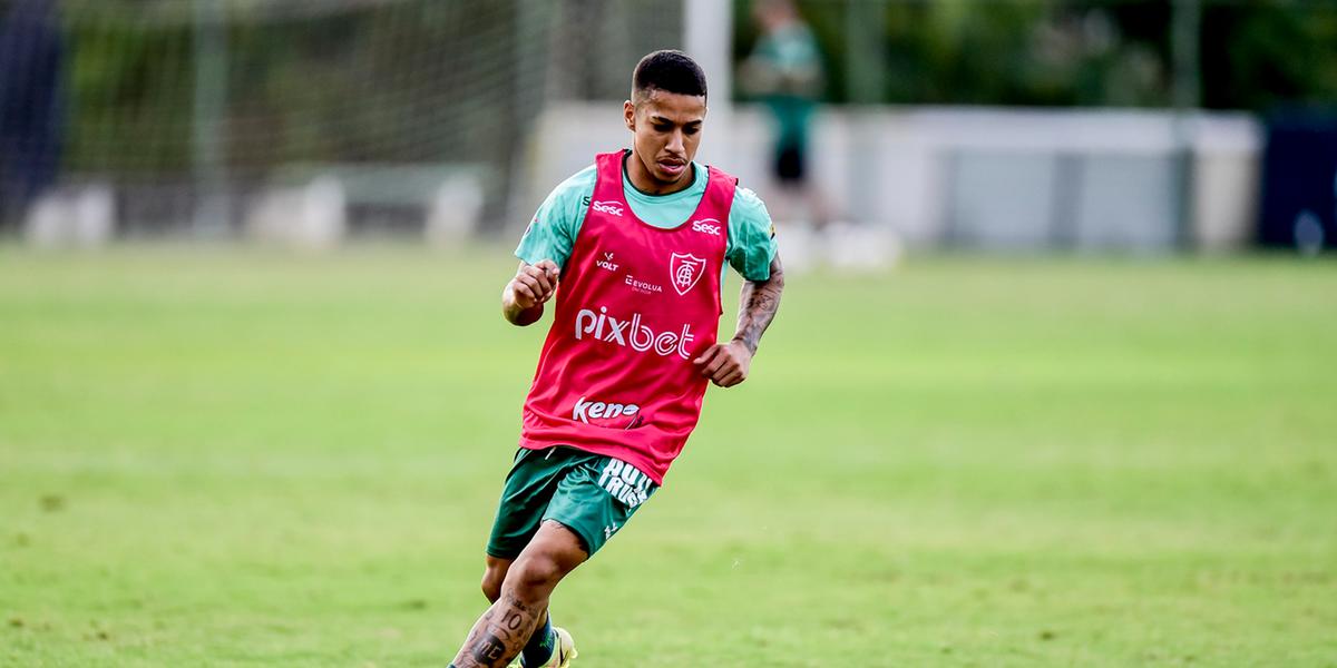 Preservado contra o CSA, o meia-atacante Matheusinho deve voltar a ficar à disposição no Coelho (Mourão Panda / América)