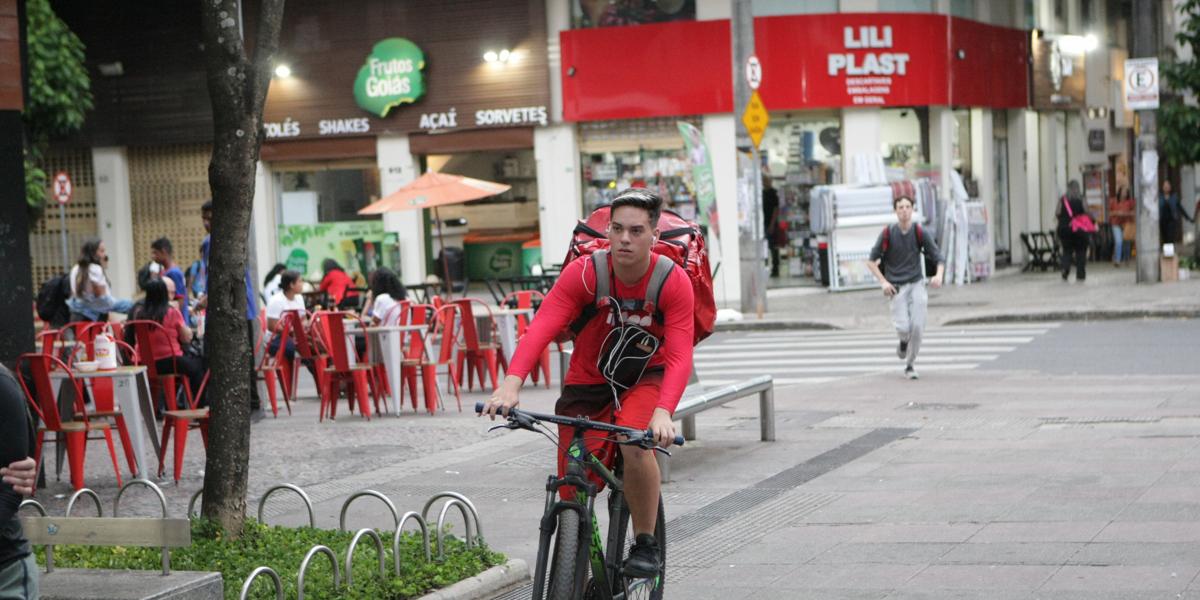 O bike boy Bernardo Bessone começou a trabalhar com a “magrela” na pandemia, após se ver desempregado, e hoje atua com entregas na região central de Belo Horizonte (Fernando Michel)