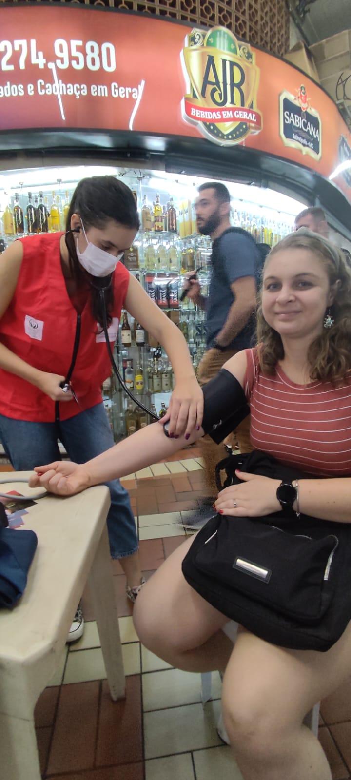 Mulheres aprendem sobre prevenção a doenças cardiovasculares no Mercado Central (Ana Fazito / Divulgação)