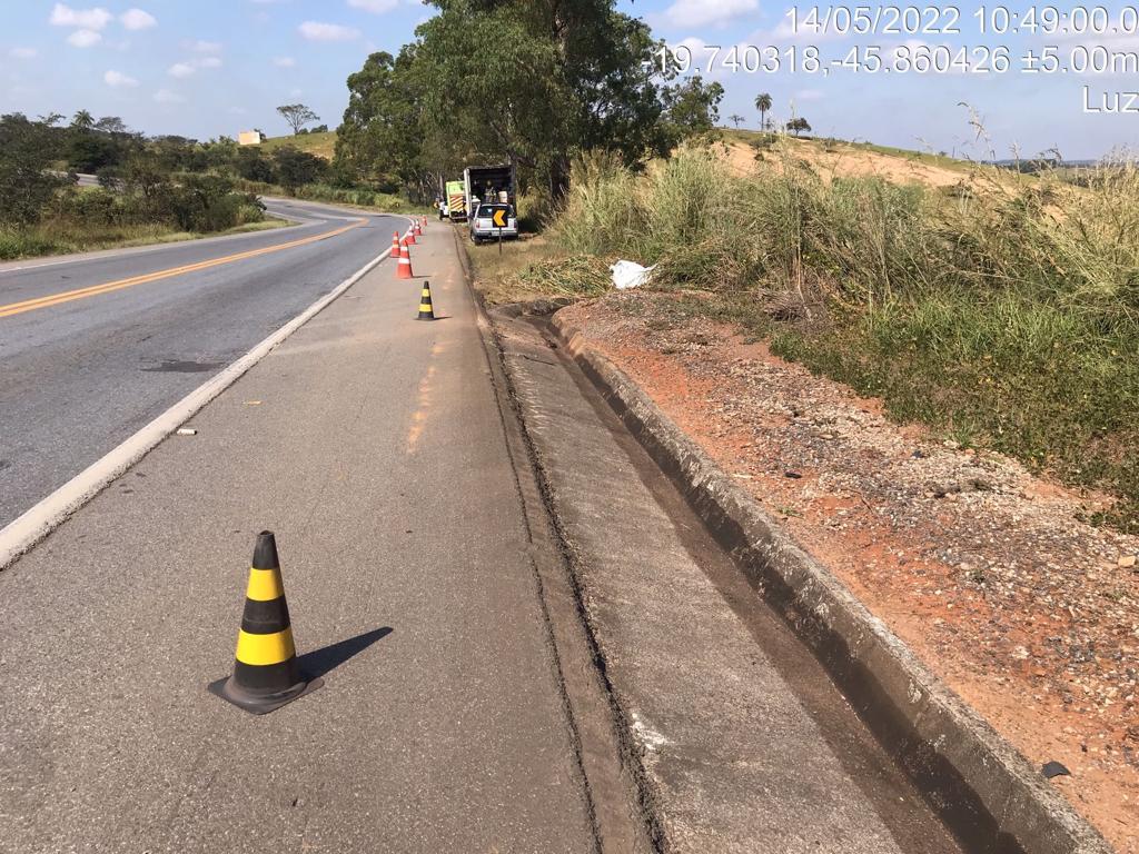 21 mil litros de biodiesel vazaram da carreta que capotou na sexta-feira (13), no KM 546 da BR-262, próximo à cidade de Luz, região Central de Minas (Núcleo de Emergência Ambiental / Divulgação)