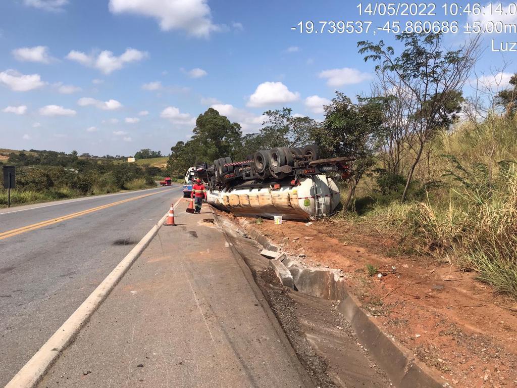 Carreta que tombou na BR 262, no município de Luz, no Centro-Oeste, transportava carga de biodiesel (Núcleo de Emergência Ambiental / Divulgação)