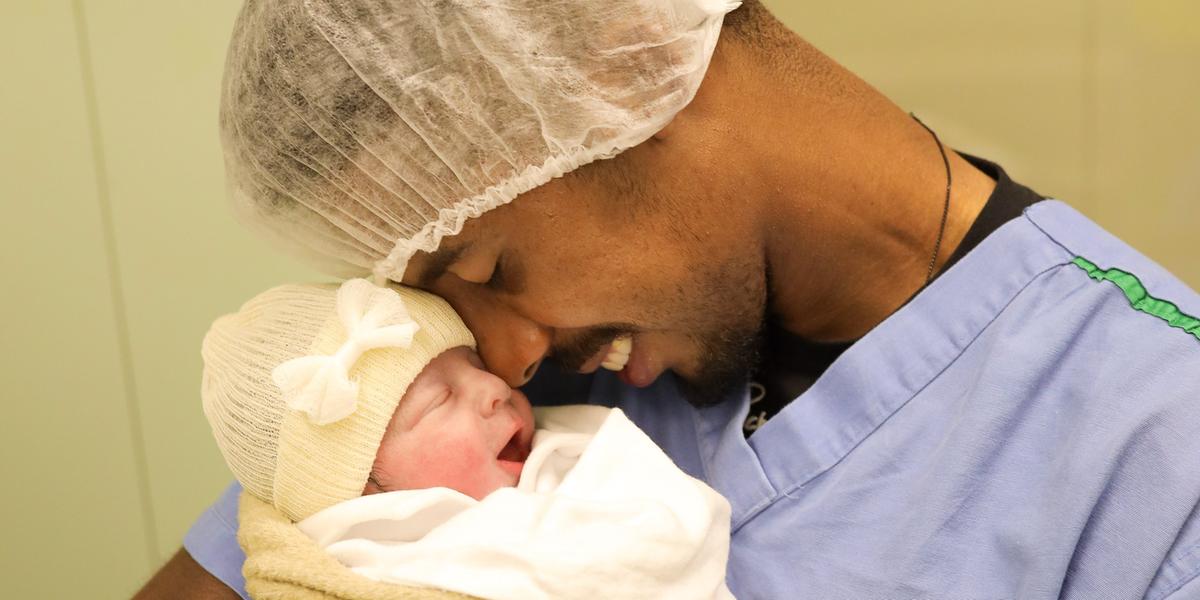 Willian carregando a filha nos braços (Reprodução/Instagram)
