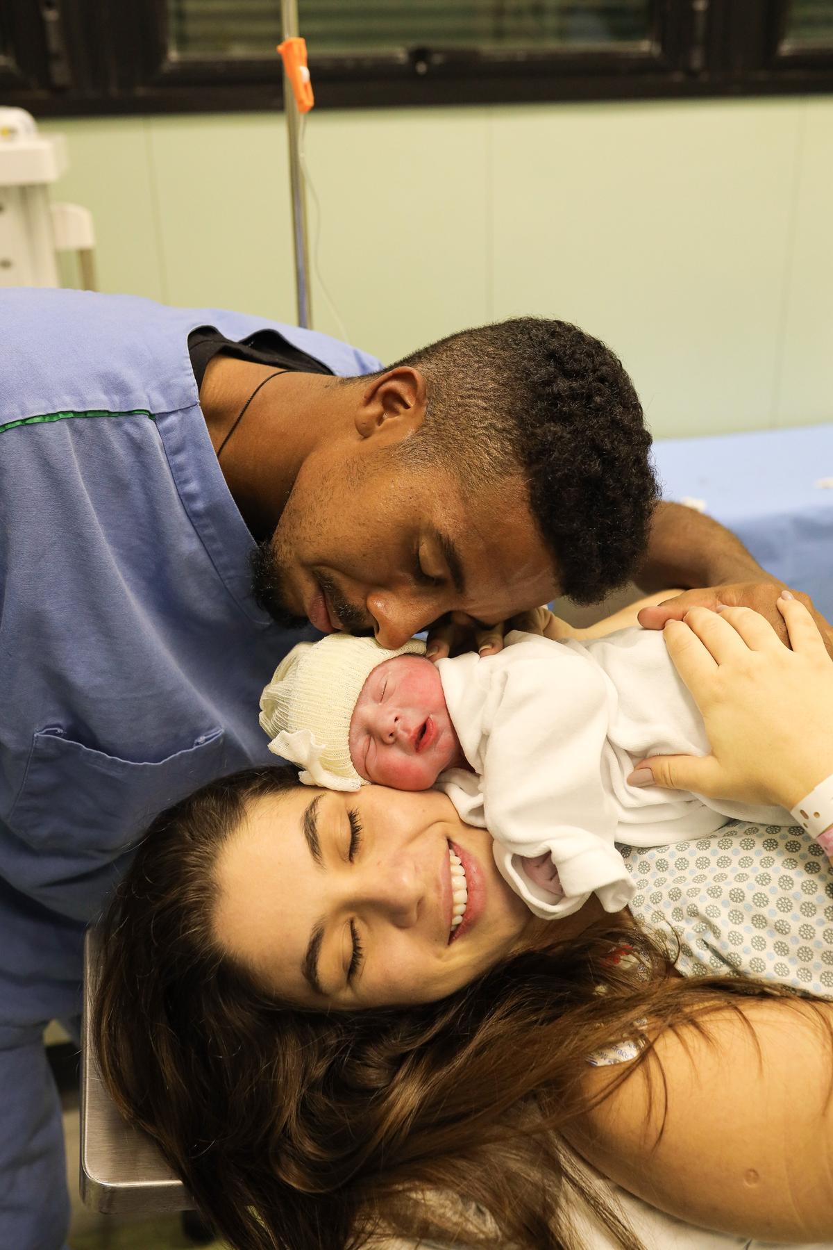 Willian junto com a esposa Nayara e a filha Bella (Reprodução/Instagram)