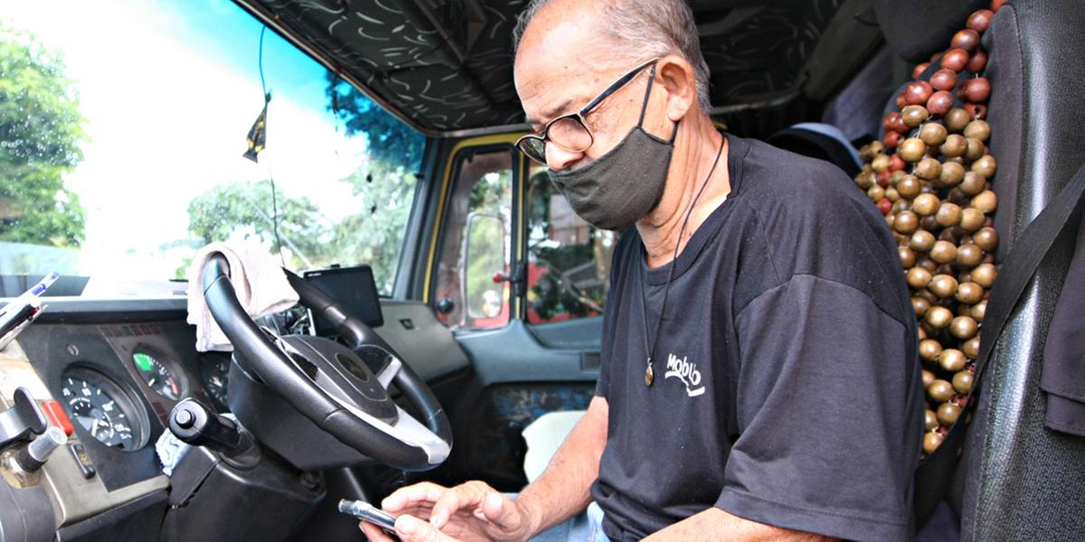 Célio Angelo, com 25 anos de praça como transportador, diz que nunca enfrentou uma situação tão ruim como a atual (Maurício Vieira)
