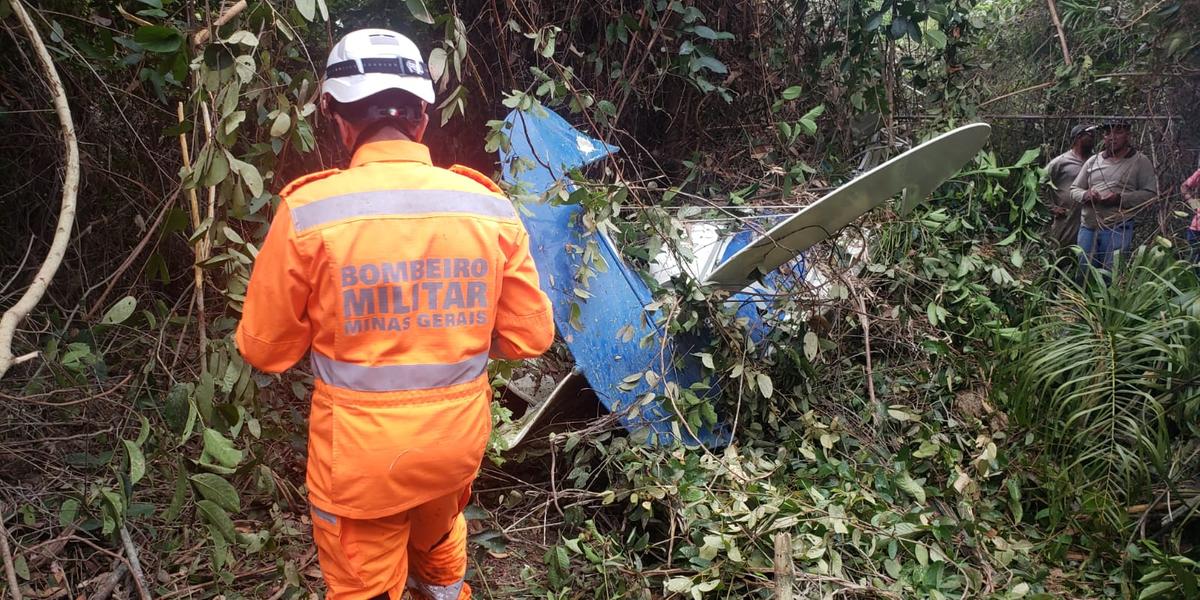 Avião caiu em local de difícil acesso para resgate e drone foi utilizado (Divulgação/Corpo de Bombeiros)