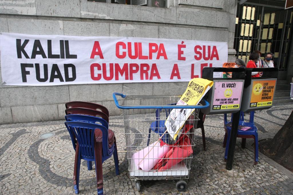Servidores da educação fazem manifestação na sede da Prefeitura. (Valéria Marques / Hoje em Dia)