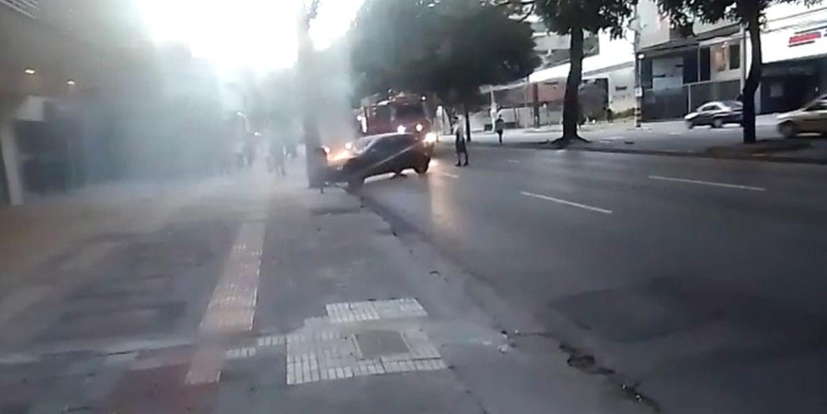 Bombeiros controlam incêndio de carro na avenida do Contorno  (Corpo de Bombeiros/Divulgação)