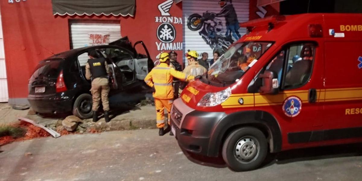 O motorista do carro estava consciente e sofreu traumatismo craniano leve (Divulgação/Corpo de Bombeiros)