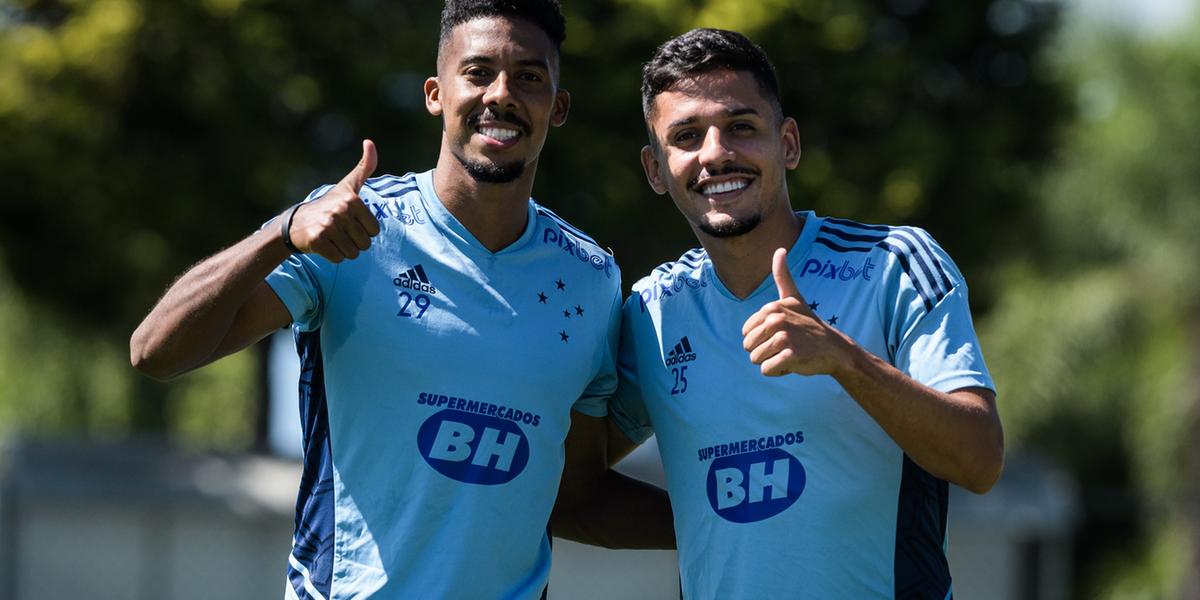 Neto Moura ao lado do colega Willian Oliveira (Gustavo Aleixo/Cruzeiro)