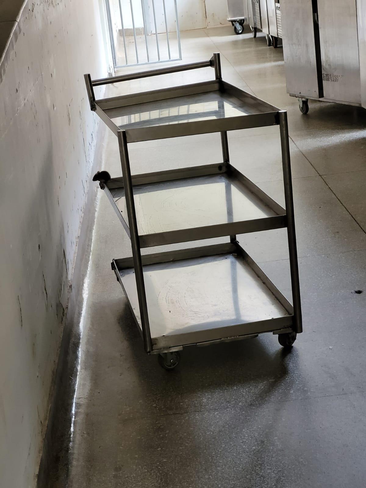 Um rato foi econtrado no carrinho de transporte de alimentos 