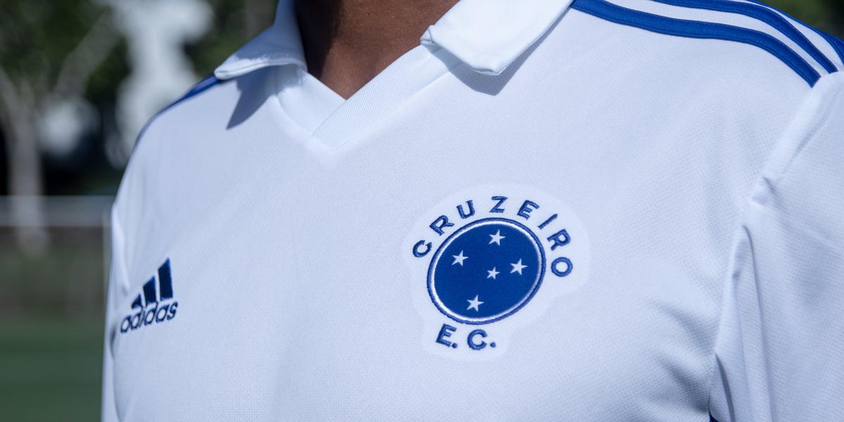 Novo uniforme faz referência à camisa celeste de 1950. (Reprodução/ Cruzeiro Twitter)